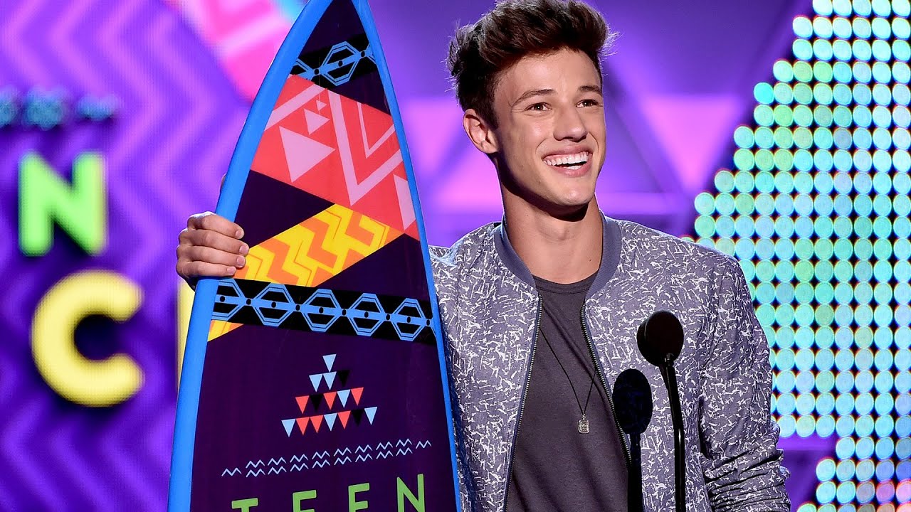 Cameron winning the Teen Choice Award