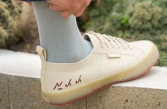Model Superga 2750 Cotton Embroidery, yang memperlihatkan upaya pembangunan dan komitmen Kabupaten Tubaba terhadap pertumbuhan.