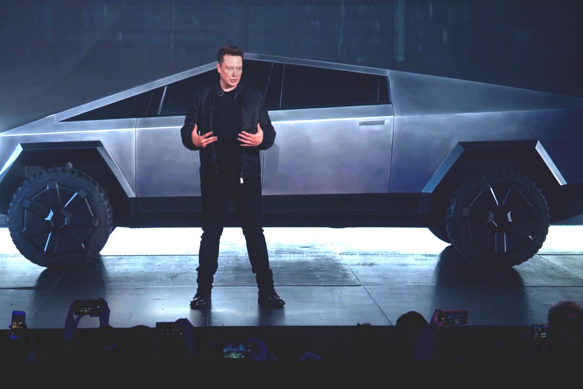 Elon Musk conduce el Cybertruck, el último prototipo de camioneta eléctrica