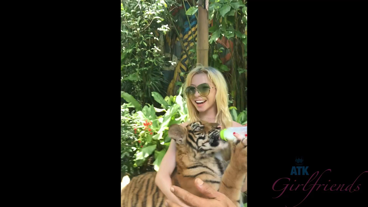 KReeves - AKTG1rlfr3nd$ - 081619 HD.mp4_snapshot_14.36.876