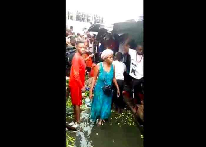 Mueren electrocutadas 26 personas tras caer un cable en mercado de Congo