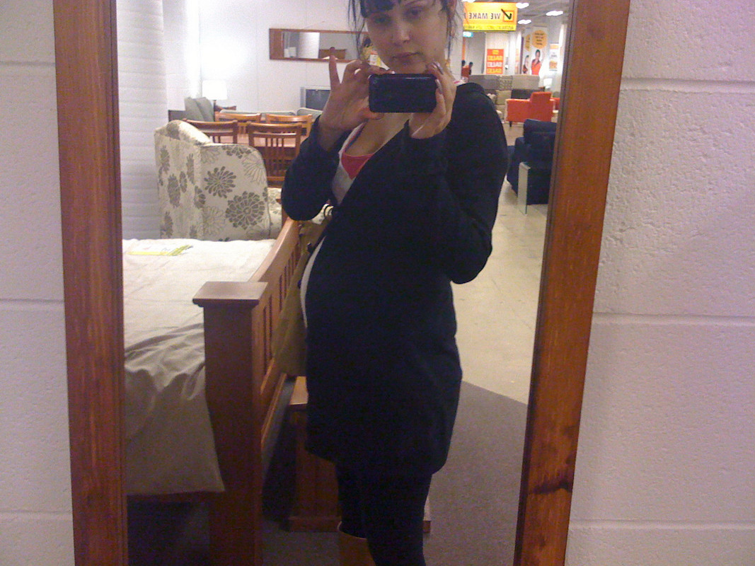 Otra nena amateur desnuda y embarazada