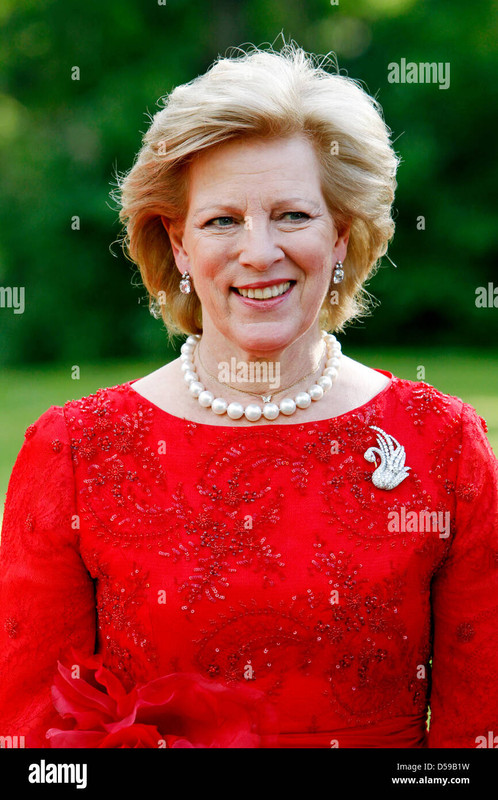 queen-anne-marie-of-greece-arrives-for-the-goverment-dinner-at-the-D59B1W