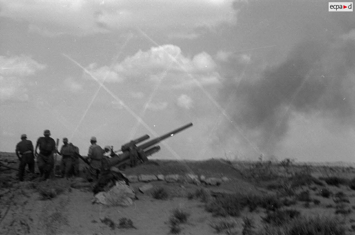 Une batterie de canons 10 cm schwere Kanone 18 règle son tir pour soutenir les blindés (8)
