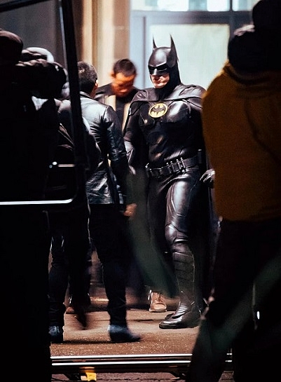 BATGIRL-MICHAEL-KEATON-FOTOR.jpg