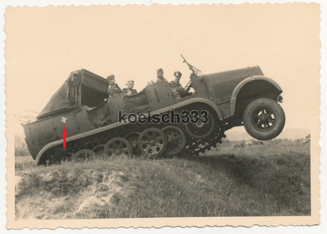 Foto Soldat der Wehrmacht mit Panzer Halbkette im Gelände ... Wappen Kennung !