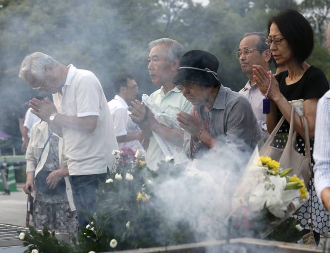 Un grupo de personas ora delante del cenotafio por las víctimas del 68 aniversario de la bomba atómica sobre Hiroshima, en el Domo de la Bomba Atómica en el Parque Monumento de la Paz