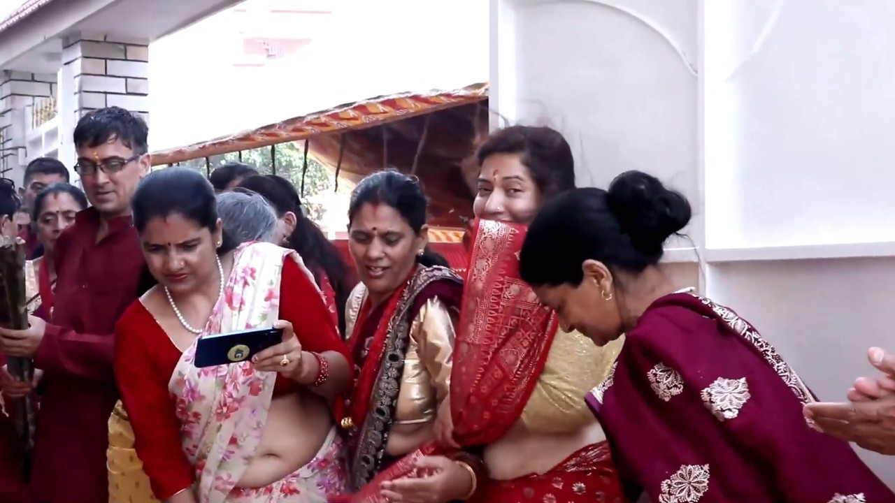 Chubby Nepali Aunty Sexy Round Boobs,Deep Navel in red saree.mp4_snapshot_01.38.035