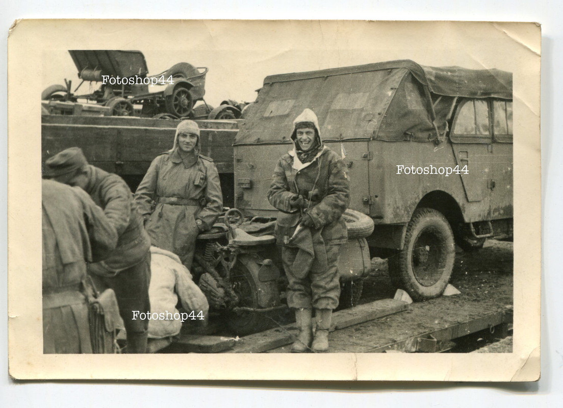Foto Russland 1944 Rückzug Motorrad Krad PKW Tar