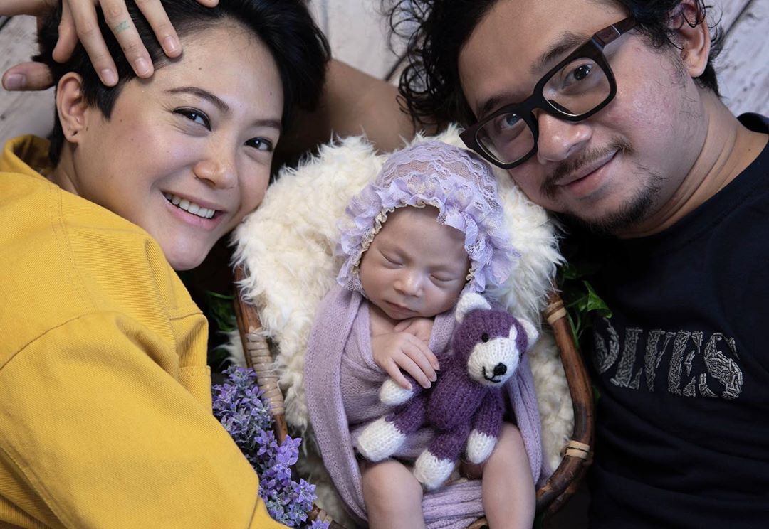 Poppy Sovia bersama suami dan anaknya