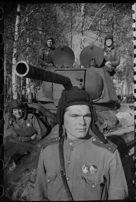 Экипаж танка Т-34-76 капитана Пирожникова Е.С. (впереди). В люке механика-водителя старший сержант Б