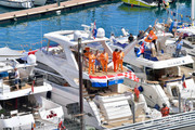 [Imagen: dutch-fans-on-a-yacht-1-1.jpg]