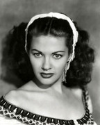 Yvonne-De-Carlo-c81
