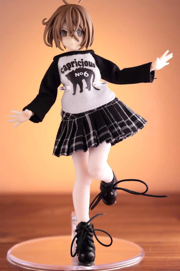 A front view of “Assault Lily” Kawamura Yuzuriha wearing a 1/12 Kittycat Raglan T-shirt in black and white