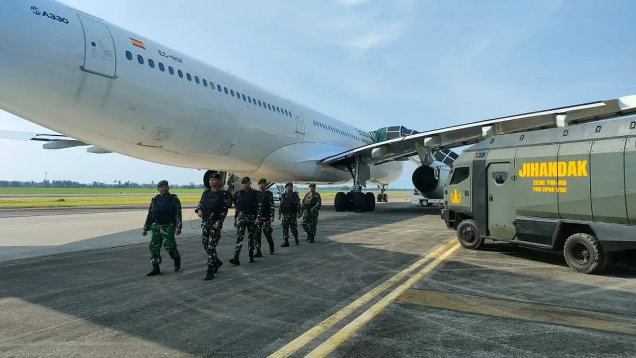 TNI Sigap Tangani Ancaman Bom, Jemaah Haji Tiba Aman di Surabaya TNI Sigap Tangani Ancaman Bom, Jemaah Haji Tiba Aman di Surabaya