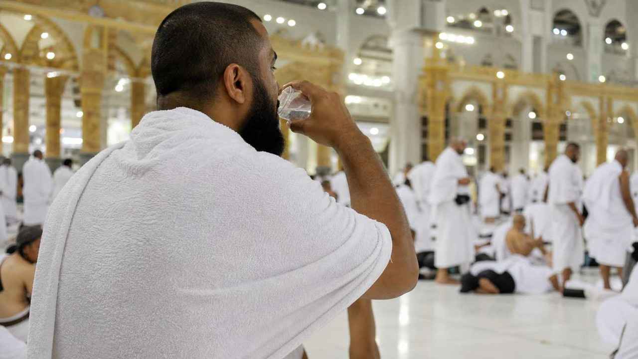 شرب ماء زمزم للترطيب وتجنب الجفاف في العمرة