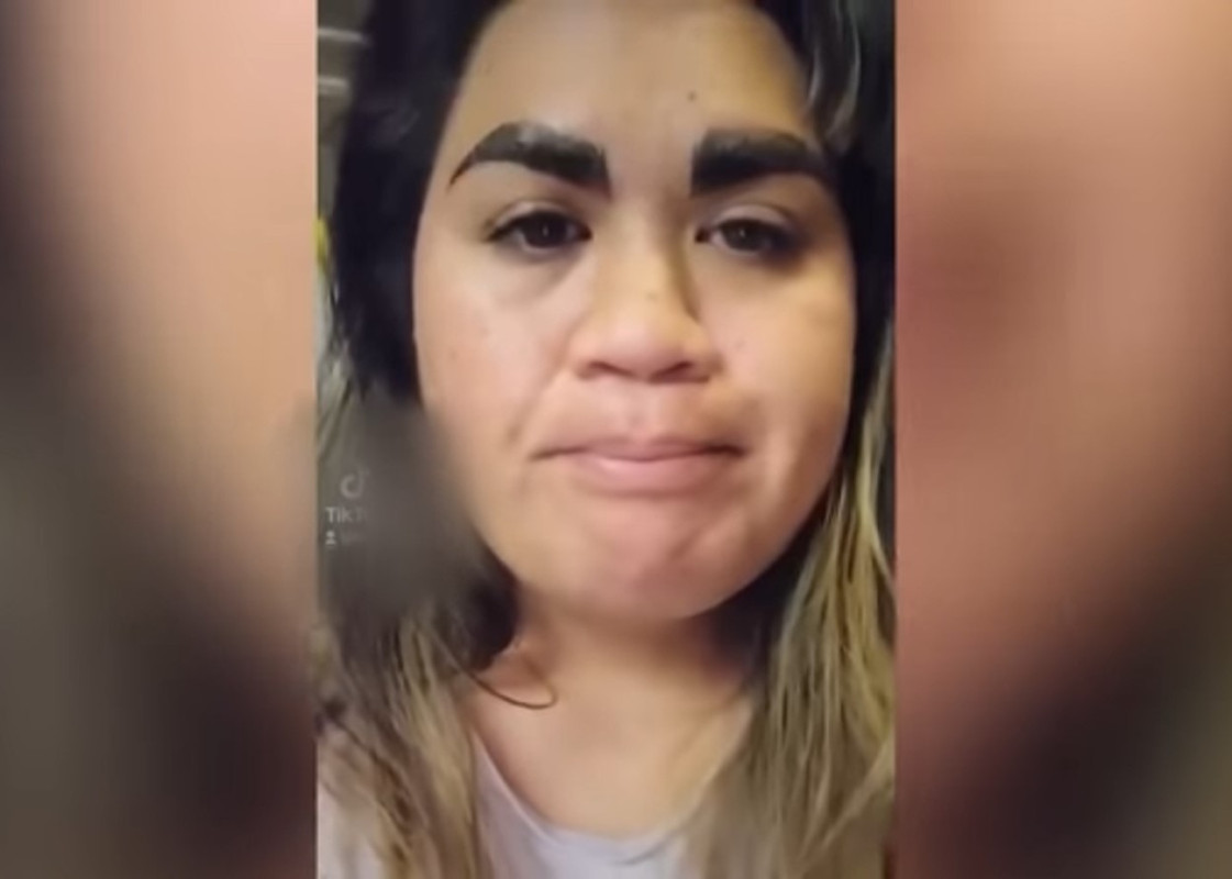 Mujer queda devastada por microblading fallido, quedó horrible