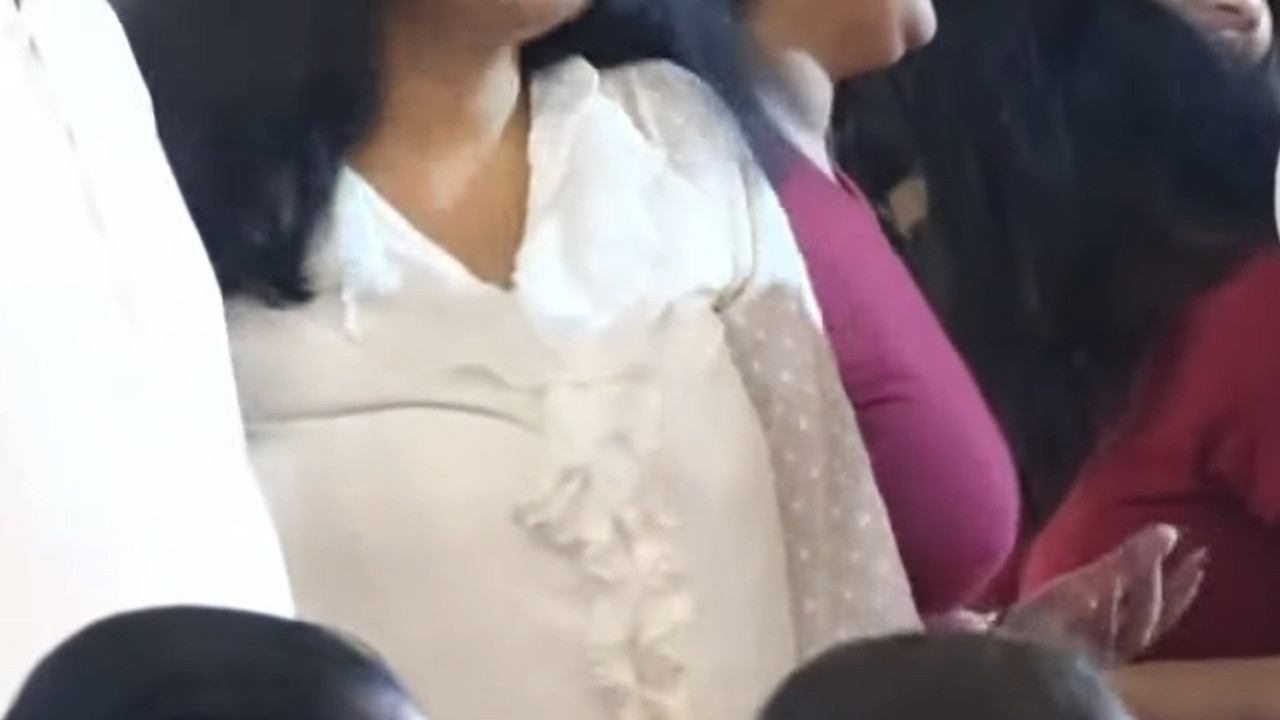 Cute mangalore chubby girl huge boobs and nipple pokie and other lady navel in saree.mp4_snapshot_00