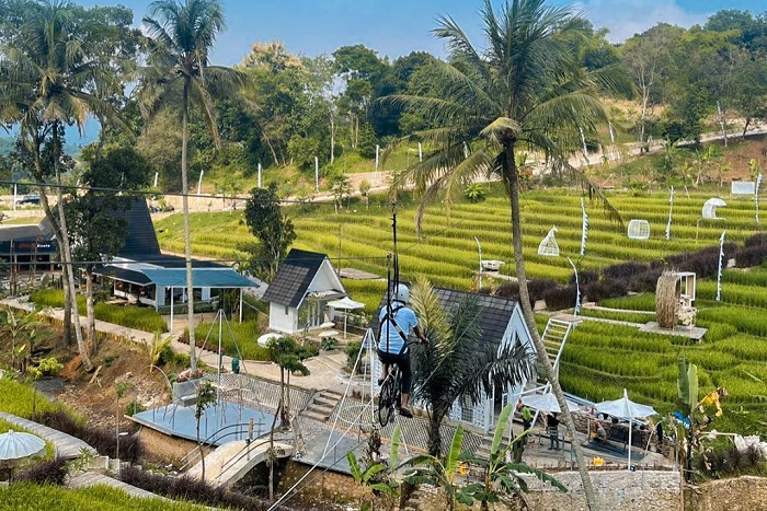 Wahana sepeda gantung di Antapura De Djati
