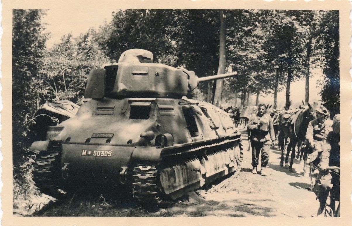 Foto Deutsche Soldaten französischer Panzer tank