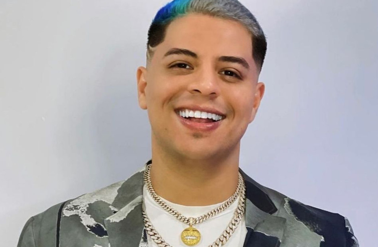 Eduin Caz celebra sus 28 años en pleno concierto del Grupo Firme