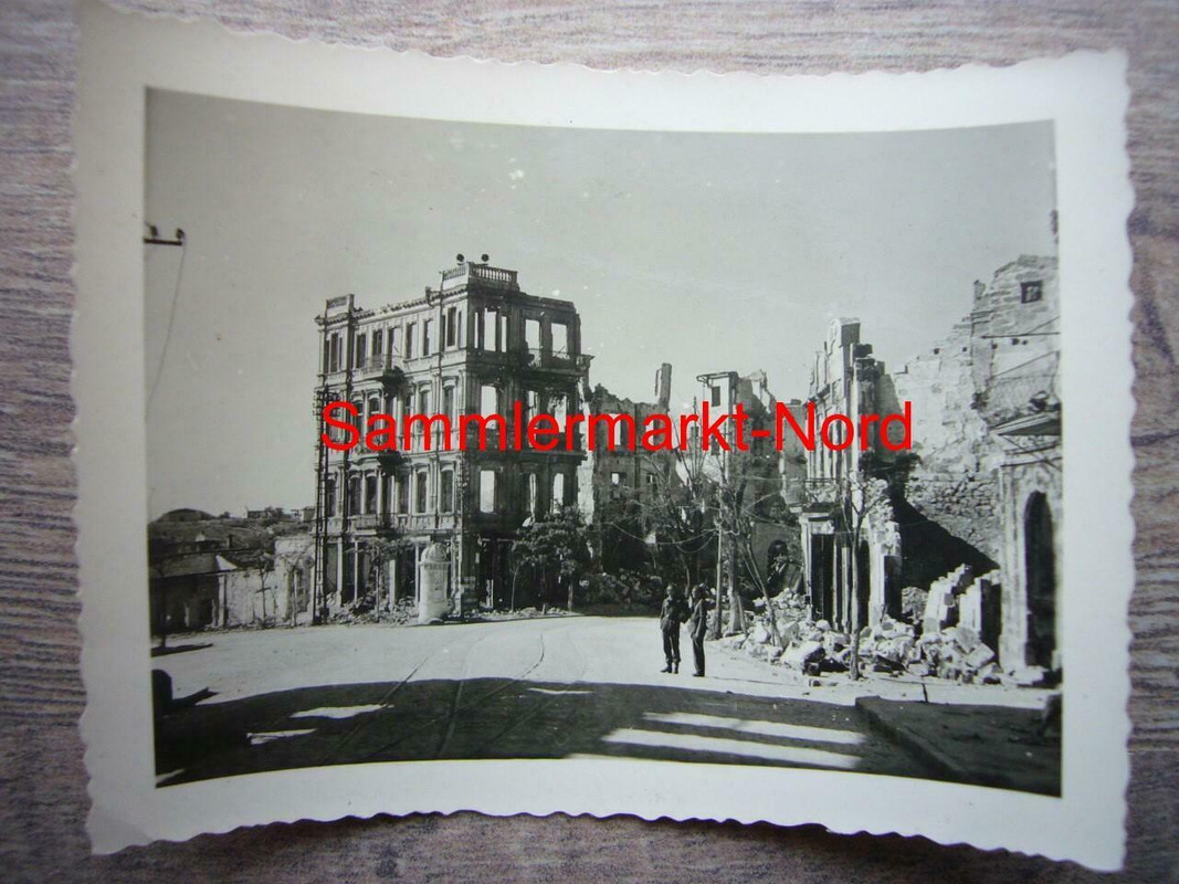 Foto Russland KRIM Ukraine - SEWASTOPOL - Straßenansicht, Hausruinen, Trümm