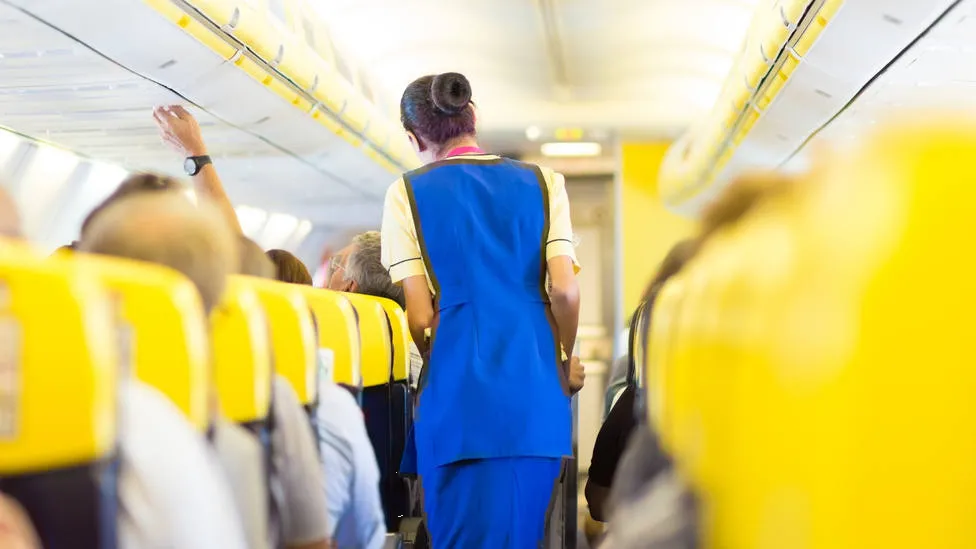 Azafata revela el truco para estar más cómodo en un asiento de avión