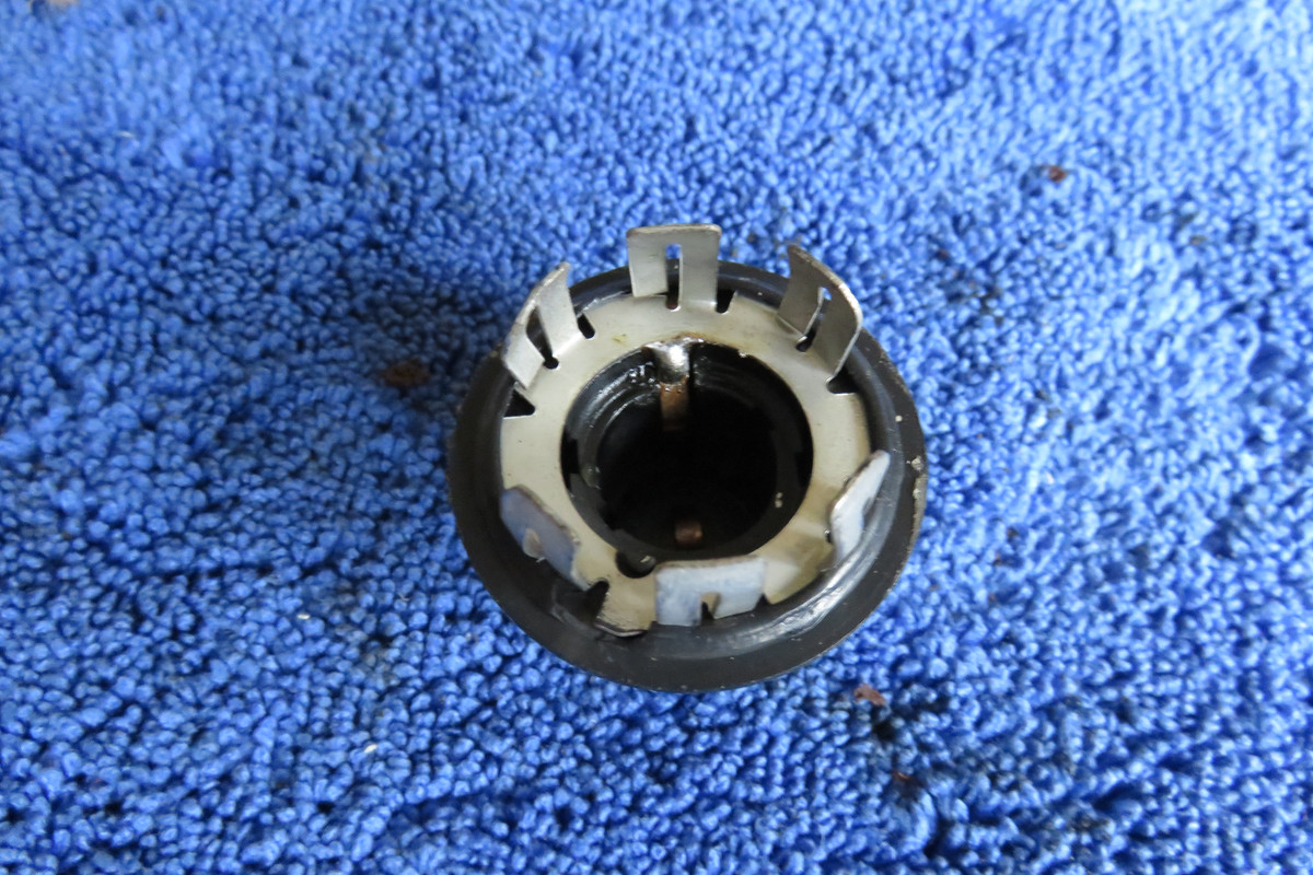 Soldered lamp holder