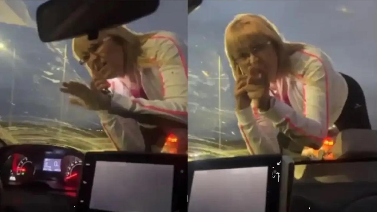 Mujer borracha enloquece, persigue un auto y se lanza al capó para atacar: video