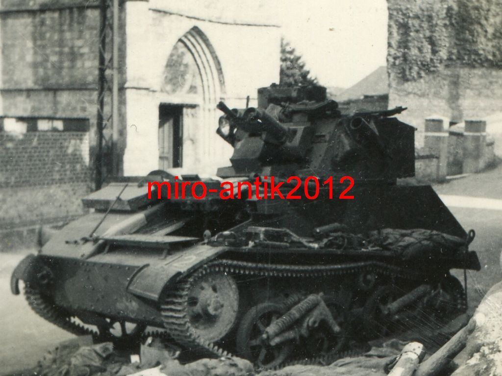 zerstörter feindl. Panzer, Vickers Light Tank, P