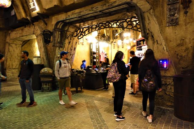 BLACK SPIRE OUTPOST MARKETPLACE, de tiendeo por Galaxy's Edge - DISNEYLAND ~ STAR WARS: GALAXY'S EDGE, LA GUIA (31)