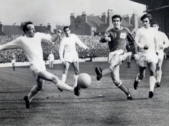 [Image: Ian-Storey-Moore-up-against-Man-U-Nobby-...e-Best.jpg]