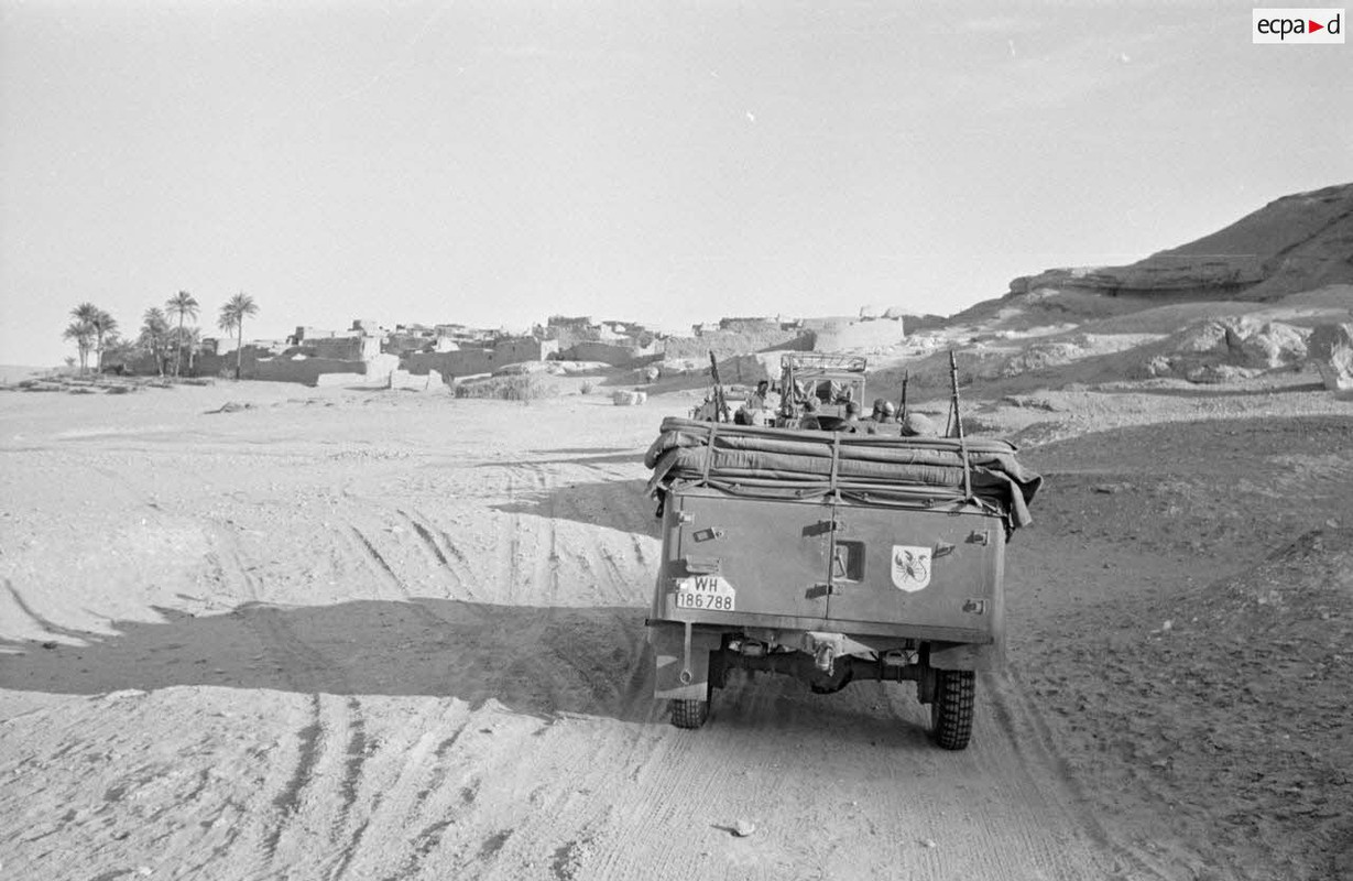 La colonne de composée de camions Steyr 1500 et de Kfz-16 se dirige vers un village.