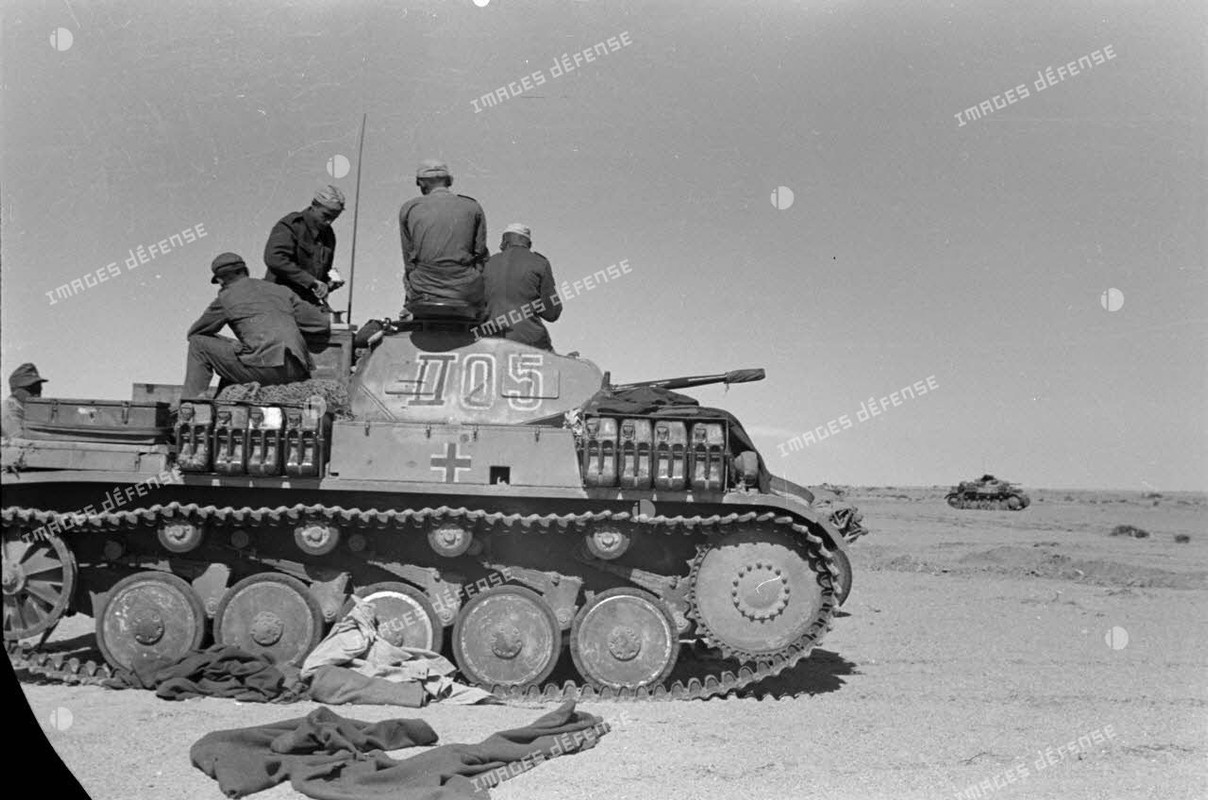 L'équipage d'un char Panzer II (Pz-II) mange sur la tourelle de l'engin.1