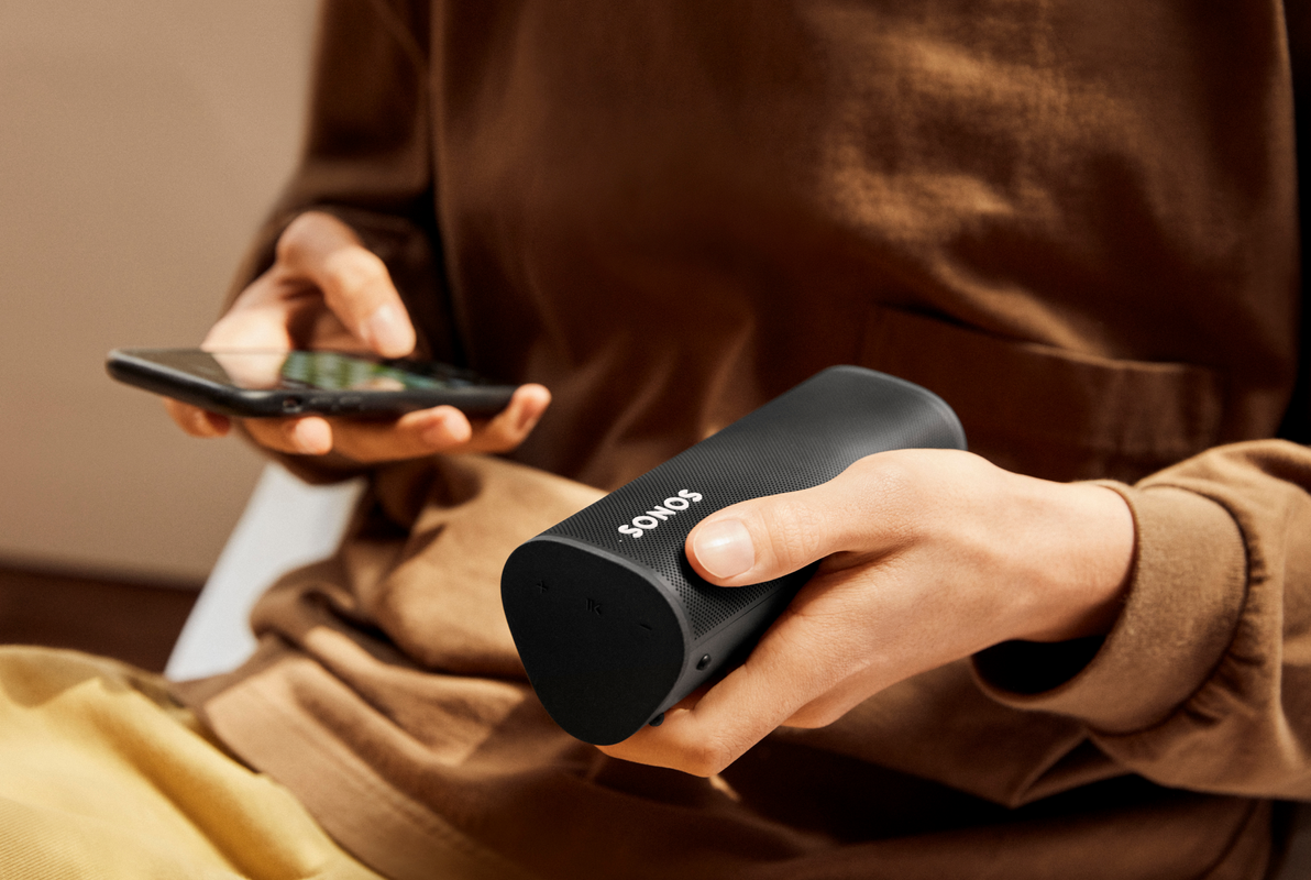 Una persona llevando la Sonos Roam en su mochila, mostrando la transición de WiFi a Bluetooth.