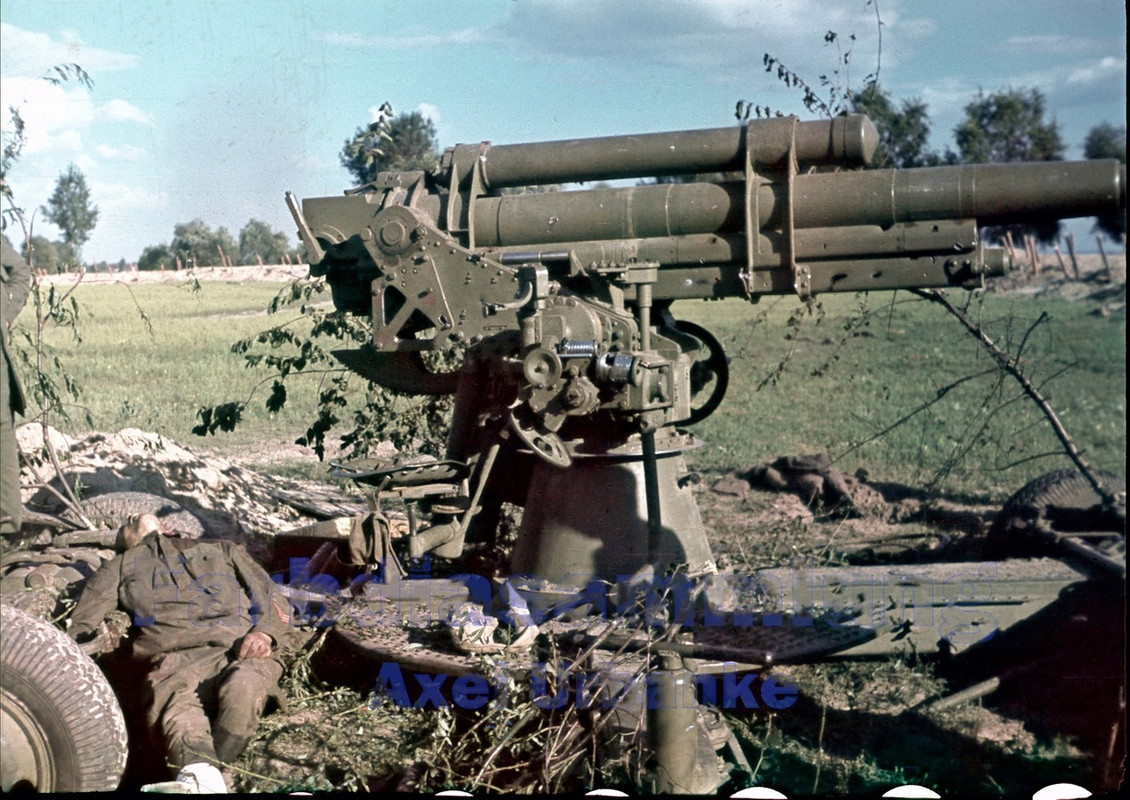 советское 85-мм зенитное орудие 52-К и погибший старший лейтенант РККА, 1941 год.