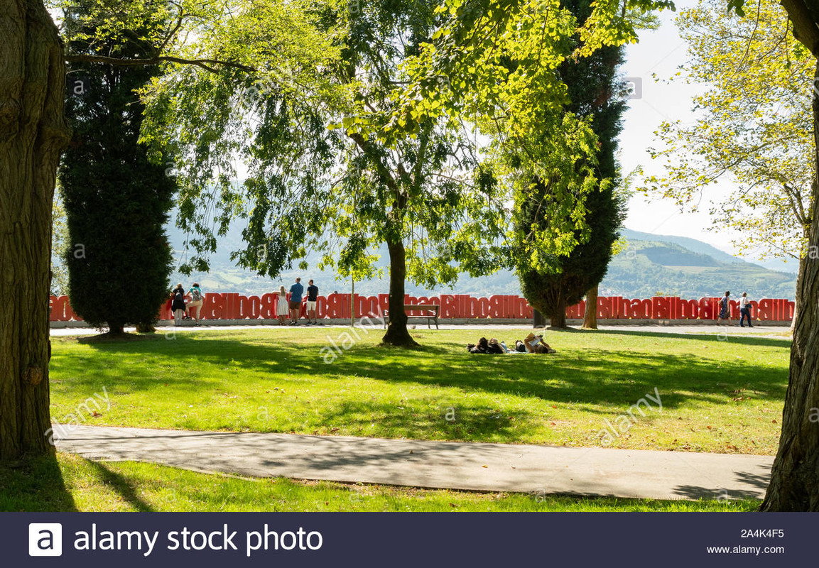 los-turistas-en-el-monte-artxanda-mirador-con-vistas-a-bilbao-al-que-se-accede-por-el-funicular-de-a