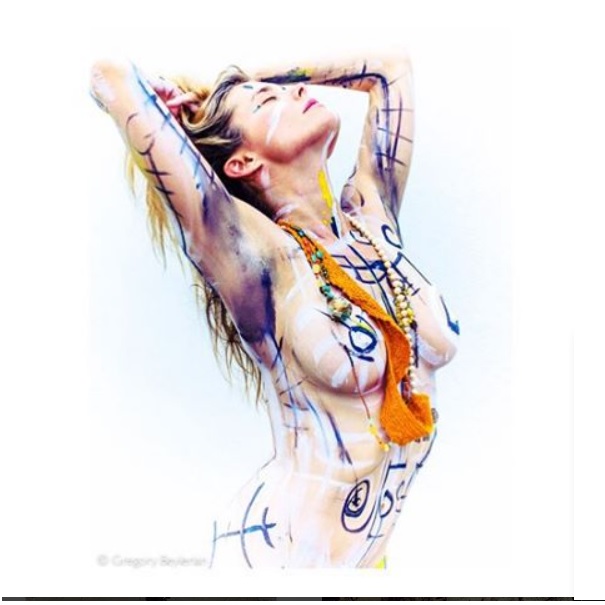 [Image: Susie-Abromeit-cleavage-3.jpg]