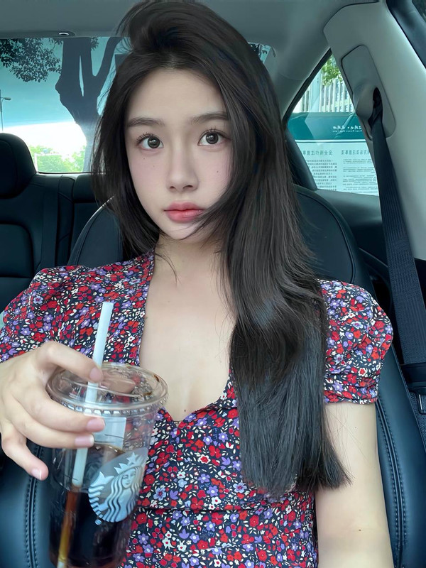 兼職正妹優雅與誘惑兼具的剪影