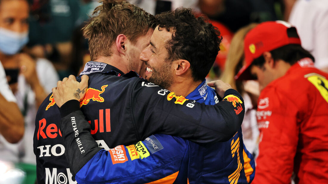 Max-Verstappen-Red-Bull-Daniel-Ricciardo-McLaren-Formel-1-GP-Abu-Dhabi-12-Dezember-2021-169Gallery-1