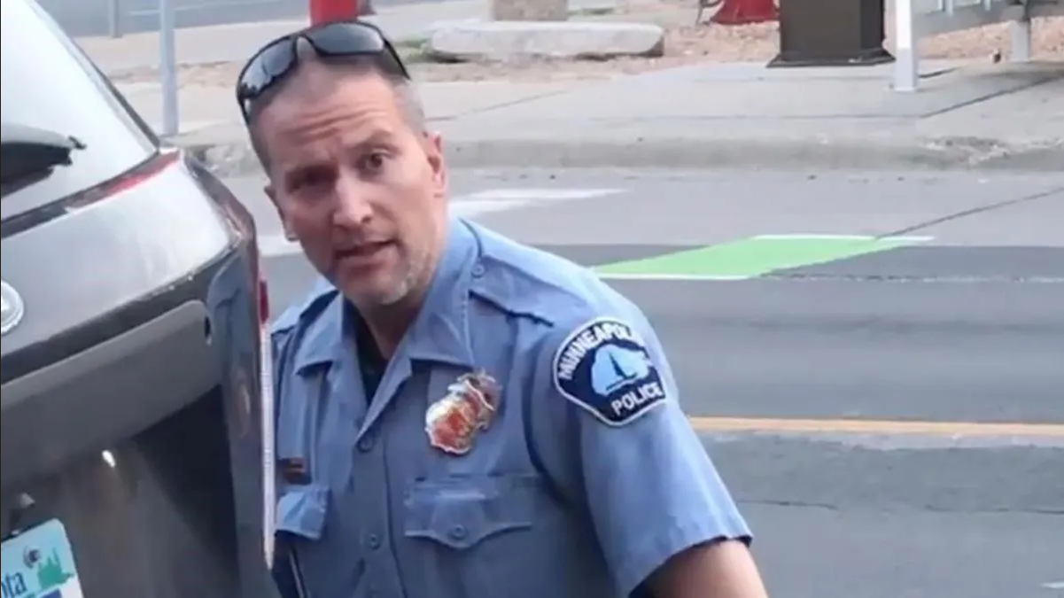 Apuñalan a expolicía condenado por matar a George Floyd