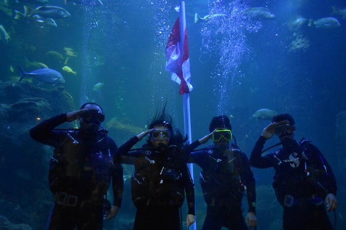 Pengibaran bendera sang Merah Putih di bawah air.