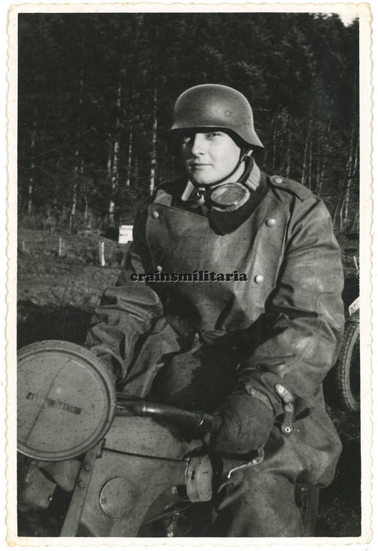 Orig. Foto Kradmelder mit Motorrad Mantel in VEJLE Dänemark 1943 ,