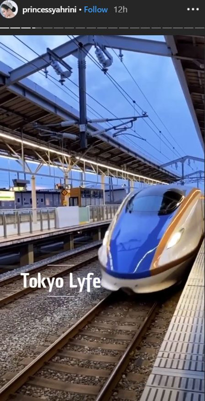 Syahrini dan Reino Barack ada di stasiun kereta, Jepang