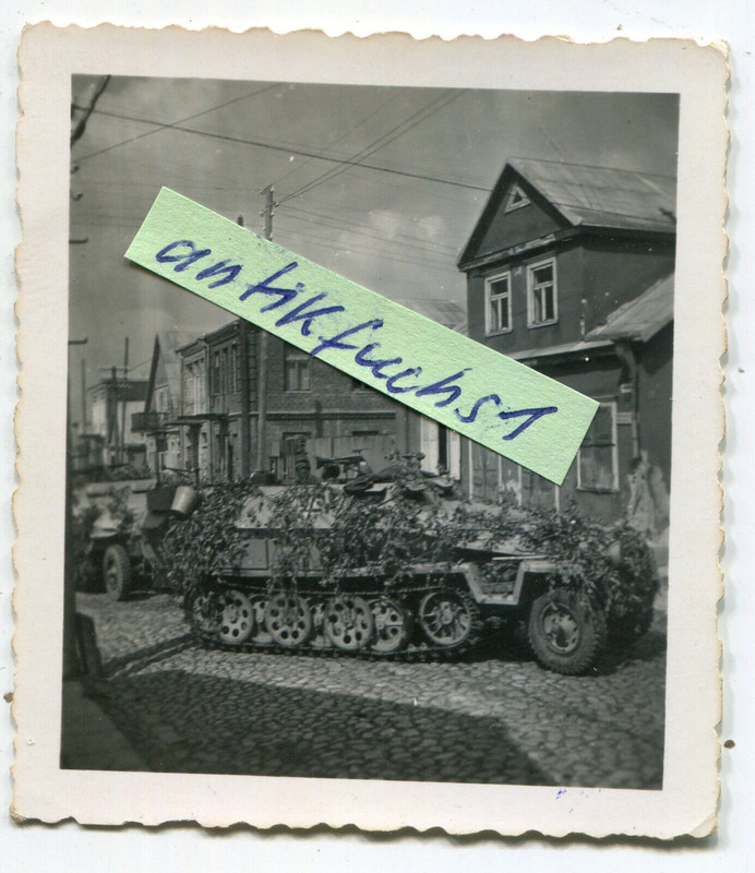 WH - Schützen-Panzer  SPW mit Ästen getarnt im Dorf an der Front 1944
