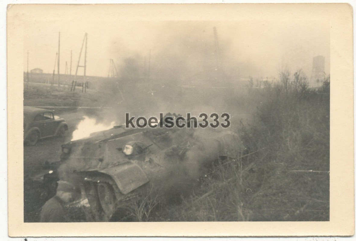 Foto abgeschossener russischer T-34 Panzer brennt aus ! Kampfgebiet Ostfront ! (2)