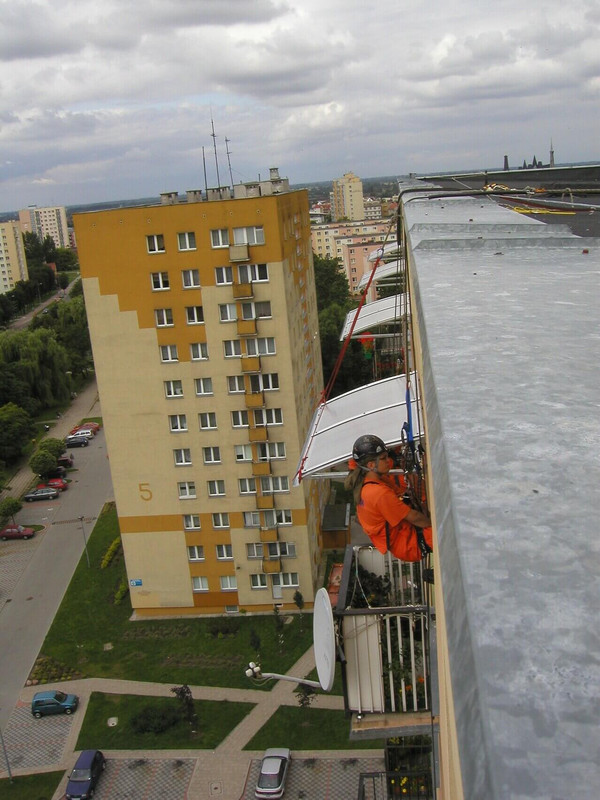 monta-daszk-w-nad-balkonami