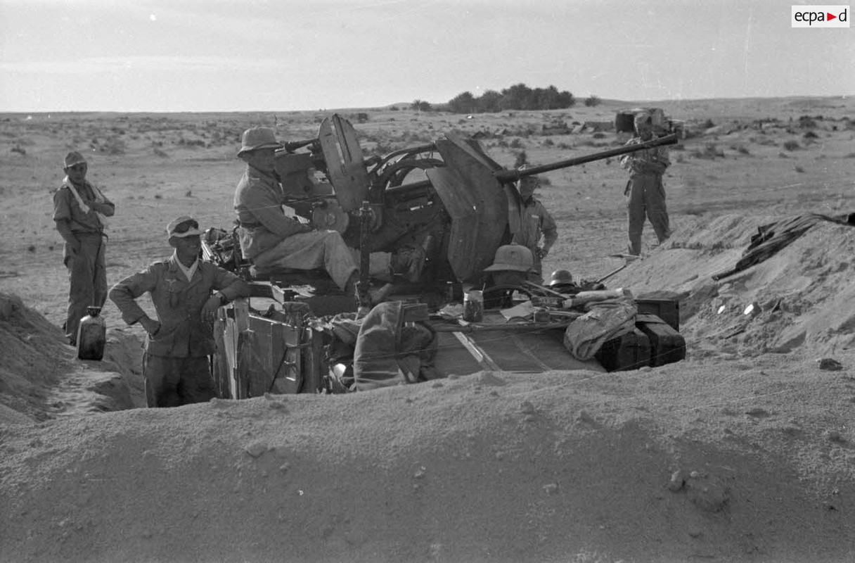 Un camion Horch Kfz-18 armé d'un canon de 2 cm FlaK 38.,