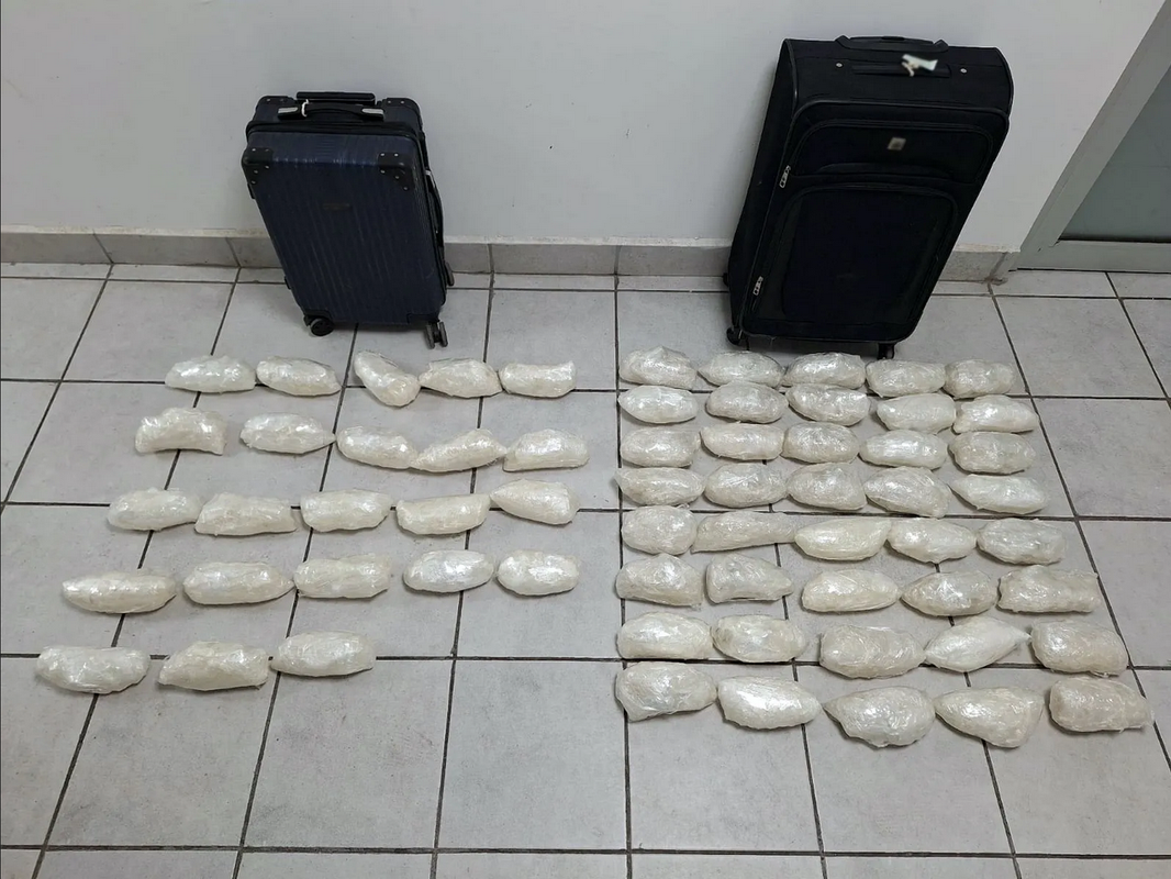 Detienen a pasajero que viajaba con maletas cargadas con droga en Coahuila