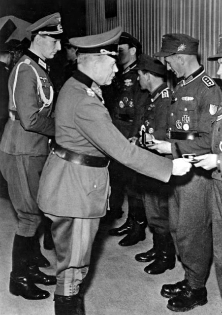 Guderian entregando condecoraciones. Marzo de 1945